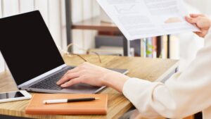 Qué documentación preparar para vender una web