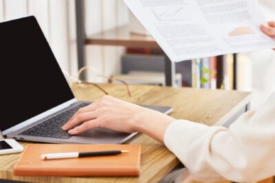 Qué documentación preparar para vender una web